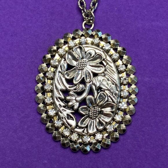 💛 Vintage Silver Tone Flower Rhinestone Necklace - Picture 2 of 7